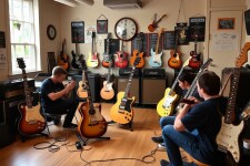 Гитара рядом: как выбрать музыкальную школу по гитаре и начать играть с удовольствием