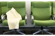 Химчистка офисных кресел: вернуть поверхности свежесть и продлить жизнь мебели