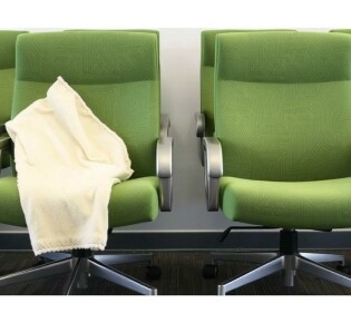 Химчистка офисных кресел: вернуть поверхности свежесть и продлить жизнь мебели