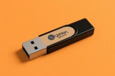 USB-флешки с логотипом: как выбрать, оформить и превратить маленькую пластиковую палочку в эффективный рекламный инструмент