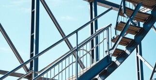 Лестницы на металлическом каркасе: идеальное сочетание стиля и прочности