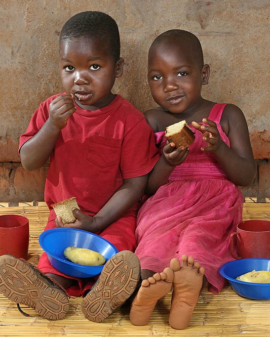 Phillip Kamtengo, 4 года, и Shelleen Kamtengo, 4 года, Малави - Что едят дети на завтрак по всему миру
