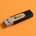 USB-флешки с логотипом: как выбрать, оформить и превратить маленькую пластиковую палочку в эффективный рекламный инструмент
